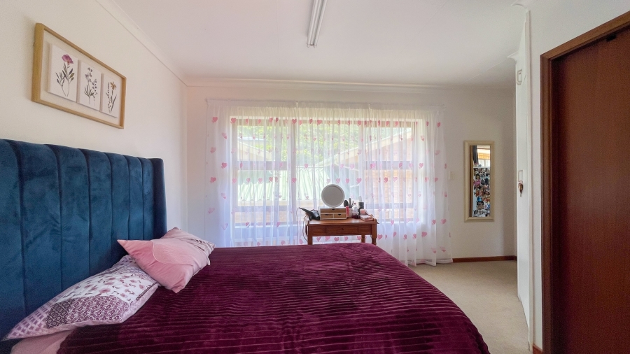 5 Bedroom Property for Sale in Glentana Western Cape
